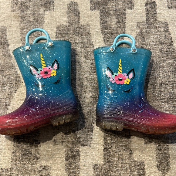 Size 7 light up unicorn rain boots - Picture 3 of 3